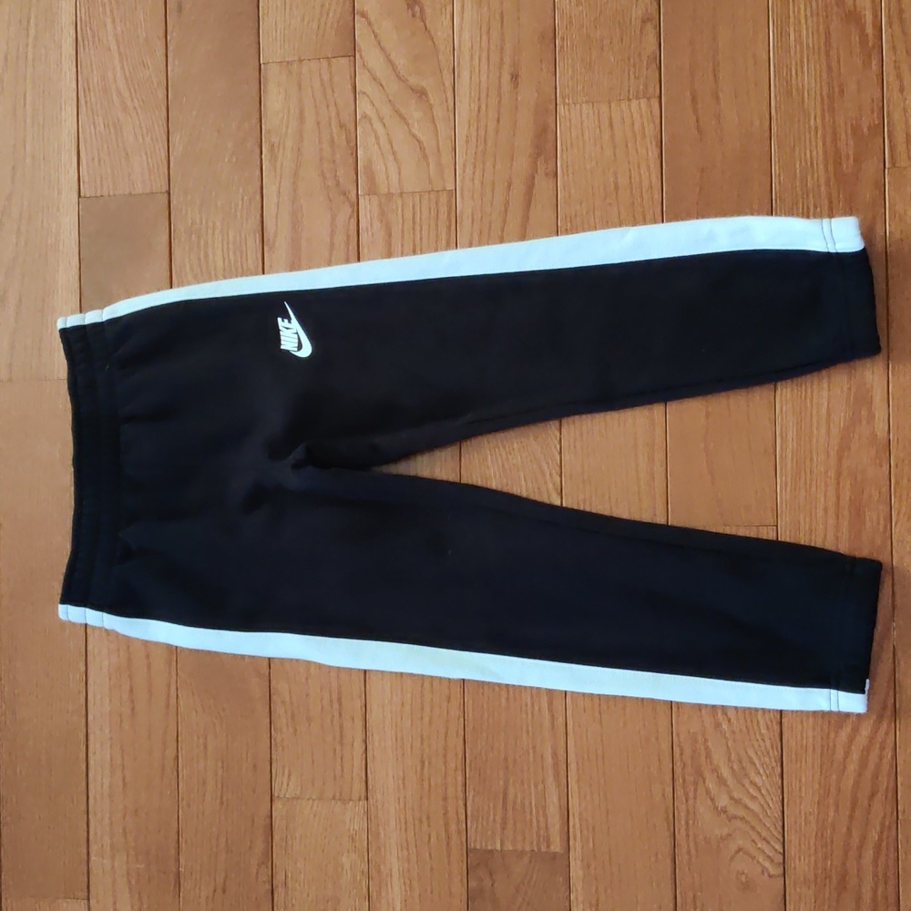 Very cute toddler boys Nike matching set - Picture 3 of 3